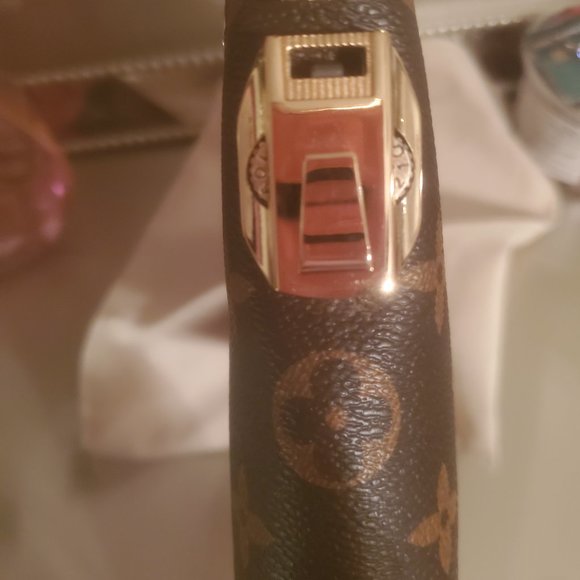 LOUIS VUTTON AUTHENTIC CLUTCH - Picture 9 of 12